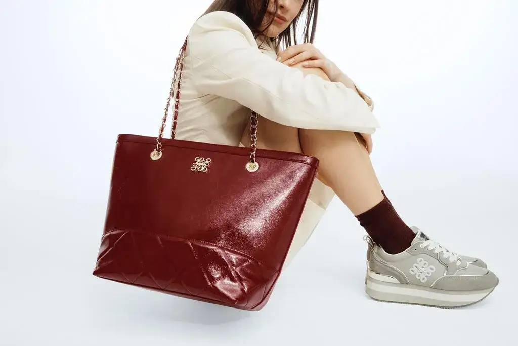 Czerwona torebka 2025/2026: modna czy nowa klasyka? Jak nosić