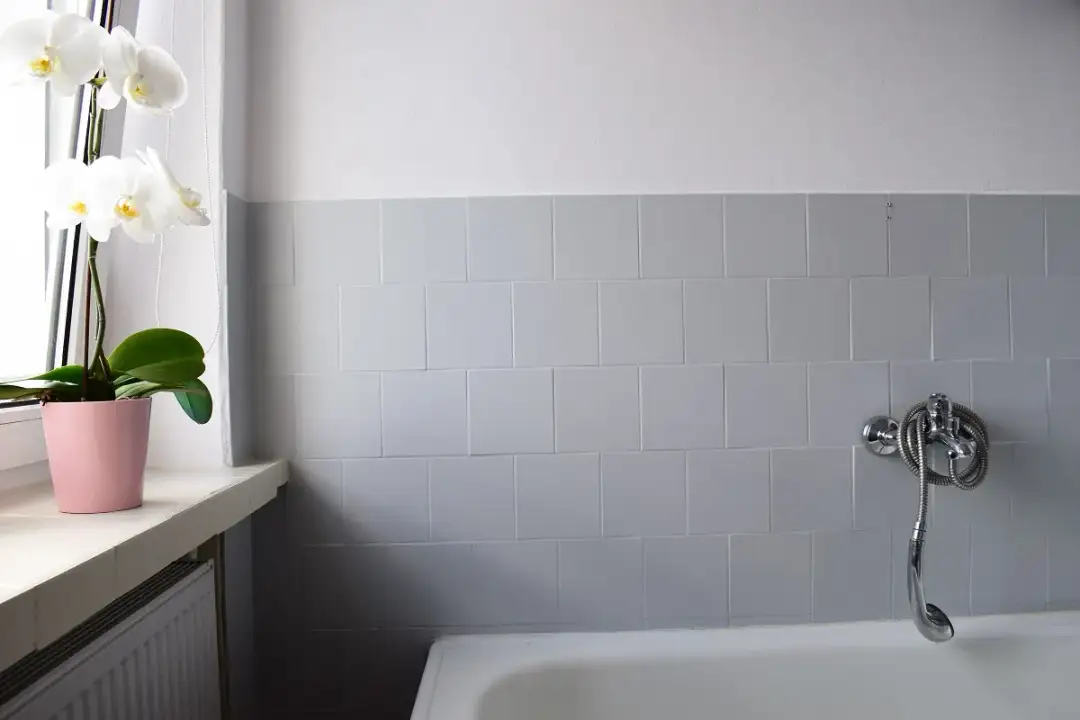 Malowanie płytek łazienkowych: przed i po, pomalowane kafele i efekty 2025