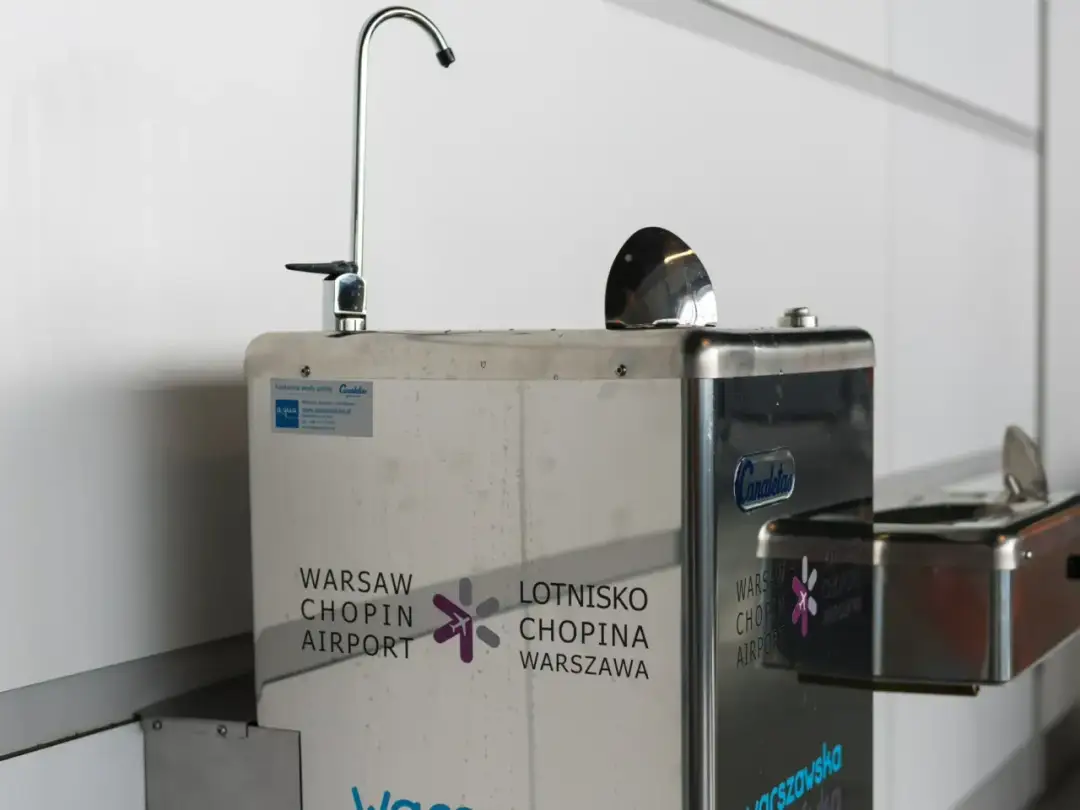 Woda na Lotnisku Chopina: Zasady wnoszenia i darmowa dostępność