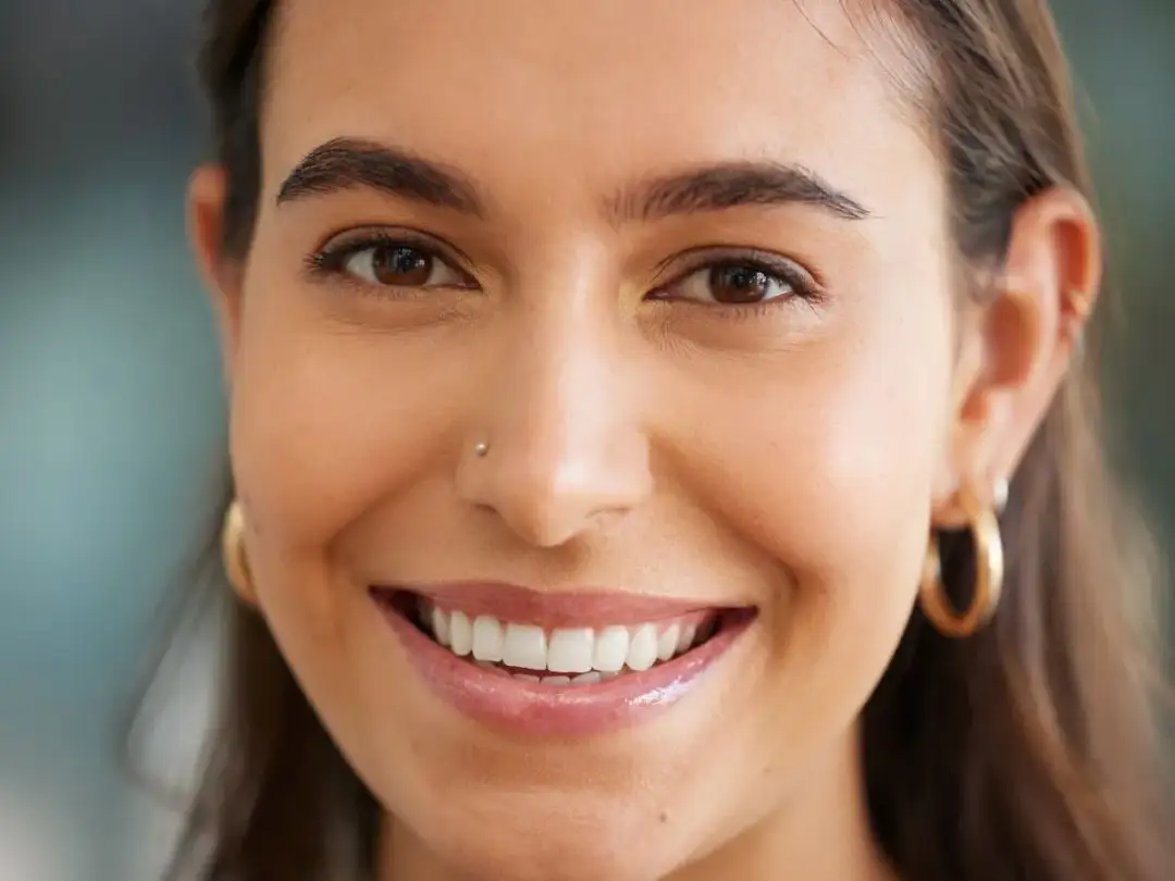 Kolczyk w nosie lewa czy prawa - wybierz najlepszą stronę dla siebie