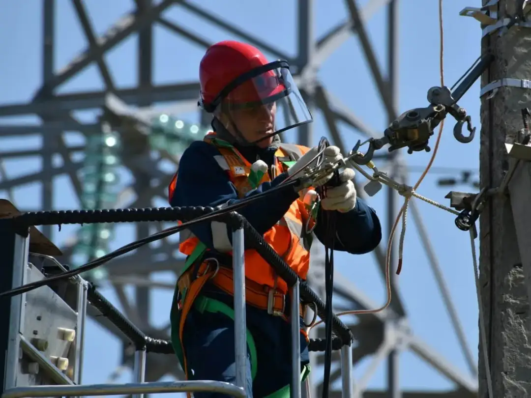 Zarobki pomocnika elektryka 2026: Ile zarobisz? [Sprawdź!]