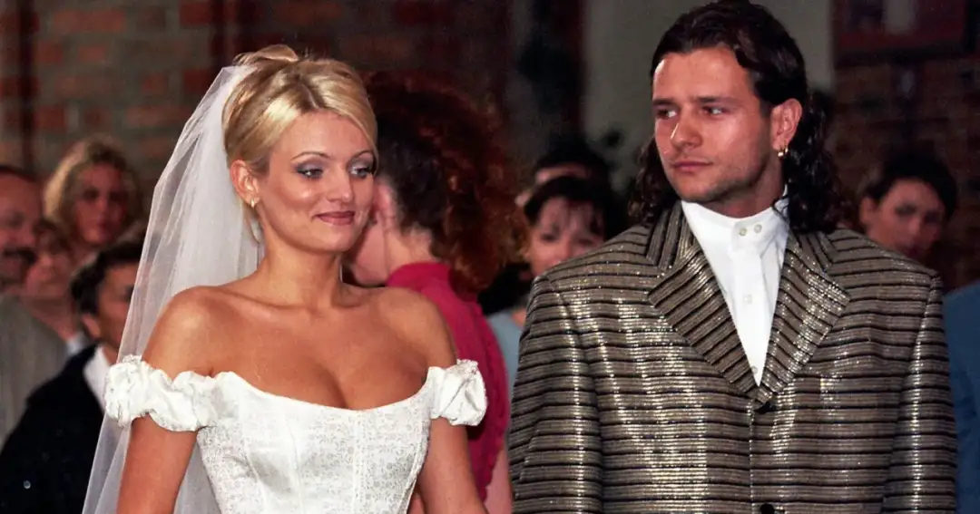 Młody Radosław Majdan w błyszczącej marynarce obok panny młodej w białej sukni.