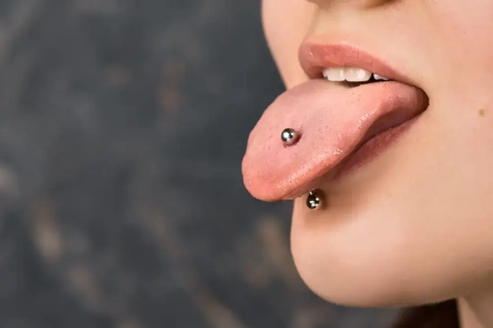 Kolczyk w języku: zagrożenia dla zębów i mowy. Czy to dla Ciebie?