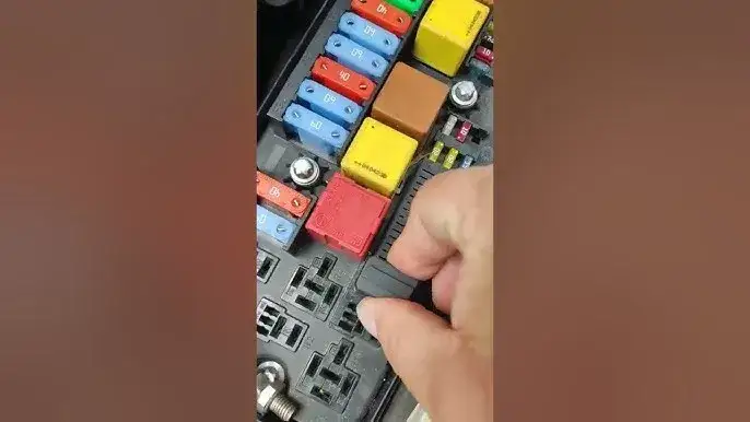 Gdzie są bezpieczniki w oplu vectra c? Oto kluczowe lokalizacje