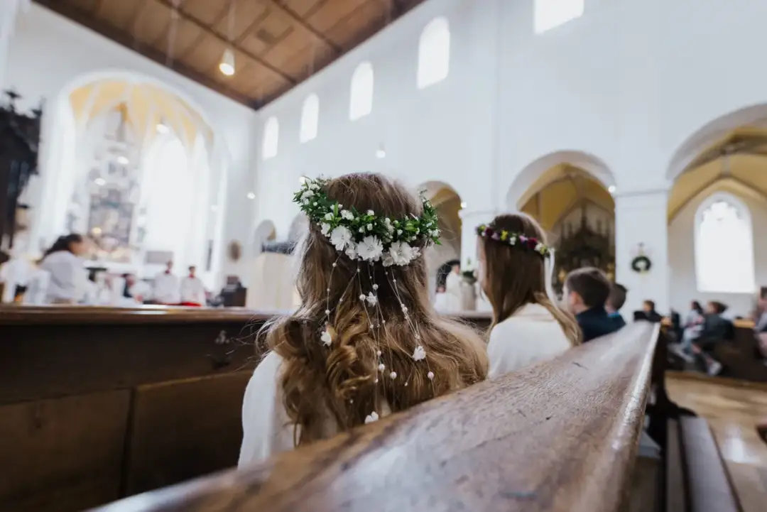 Ile trwa komunia? Uniknij błędów, zaplanuj idealny dzień!