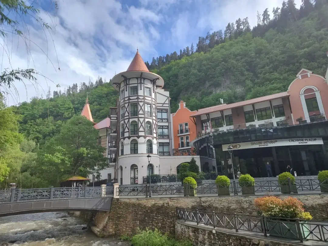 Borjomi w Gruzji: Odkryj atrakcje i ciekawe miejsca w uzdrowisku