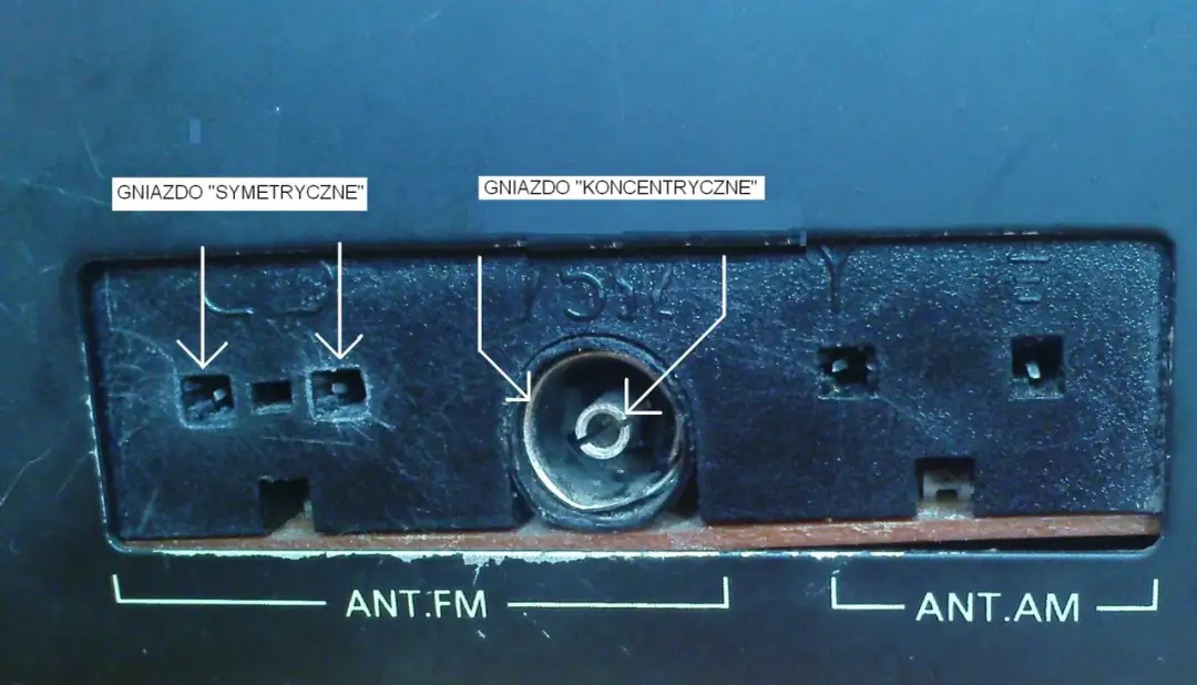 Złącza antenowe FM i AM w wieży stereo: gniazdo symetryczne i koncentryczne.