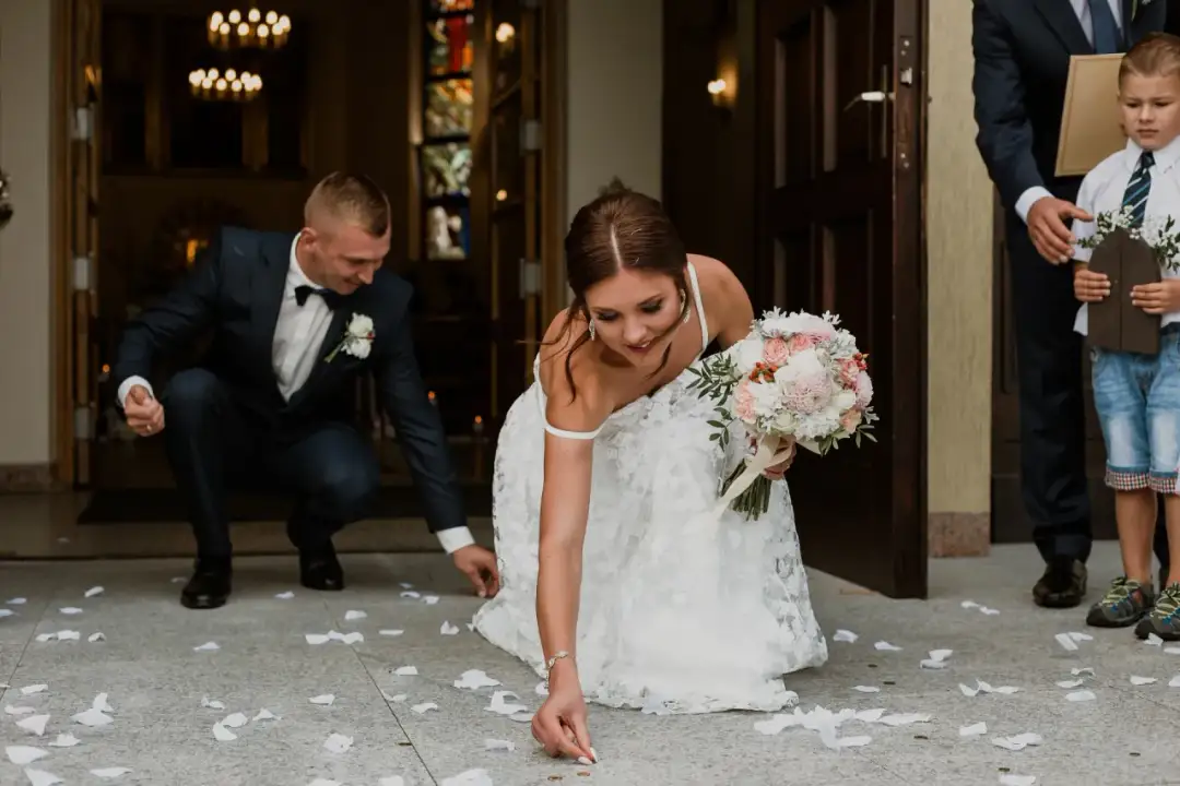 Po której stronie pan młody w kościele? Odkryj tradycje ślubne