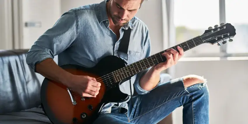 Co do gitary elektrycznej: kluczowe informacje dla początkujących muzyków