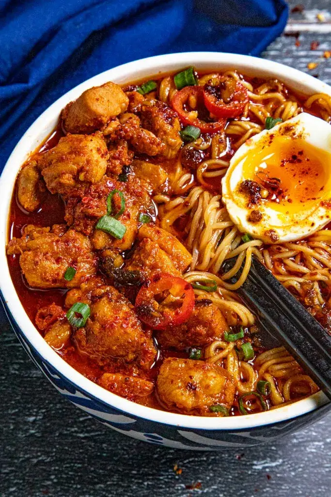 Jak zrobić buldak ramen w domu? Prosty przepis i wskazówki dla miłośników ostrych dań