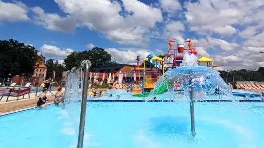 Termy Uniejów atrakcje - odkryj relaks i przyjemności w wodzie