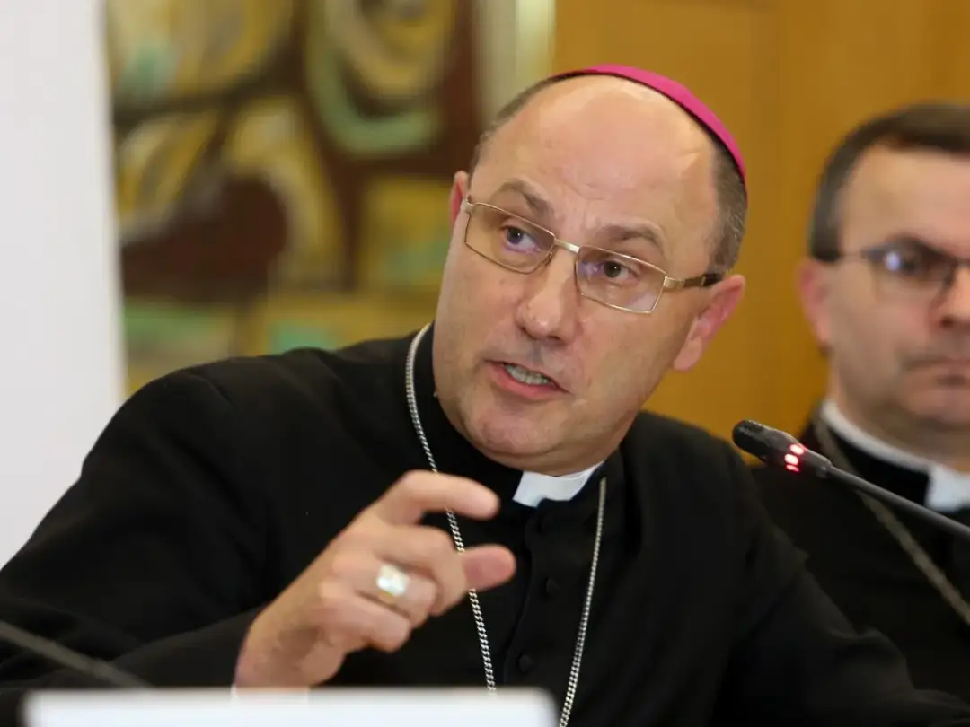 Jak poprawnie zwracać się do biskupów? Zasady etykiety i protokołu kościelnego