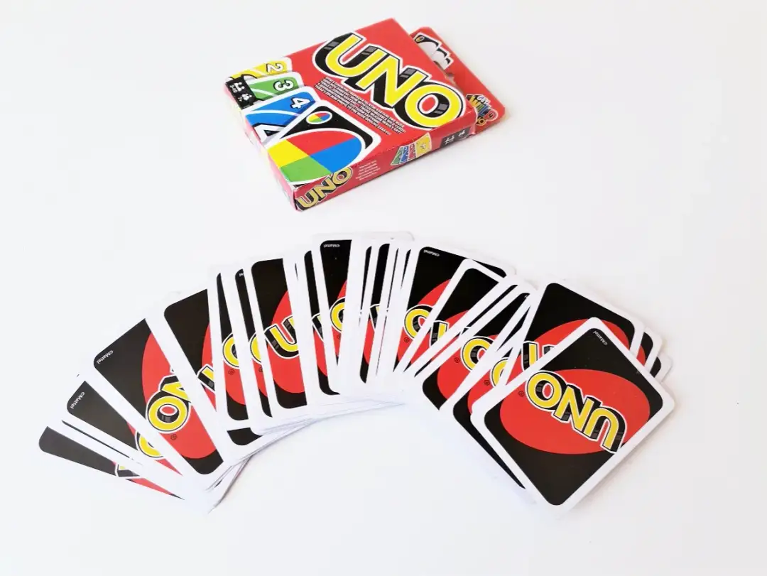UNO: Znaczenie kart i zasady. Opanuj grę i zaskocz rywali!