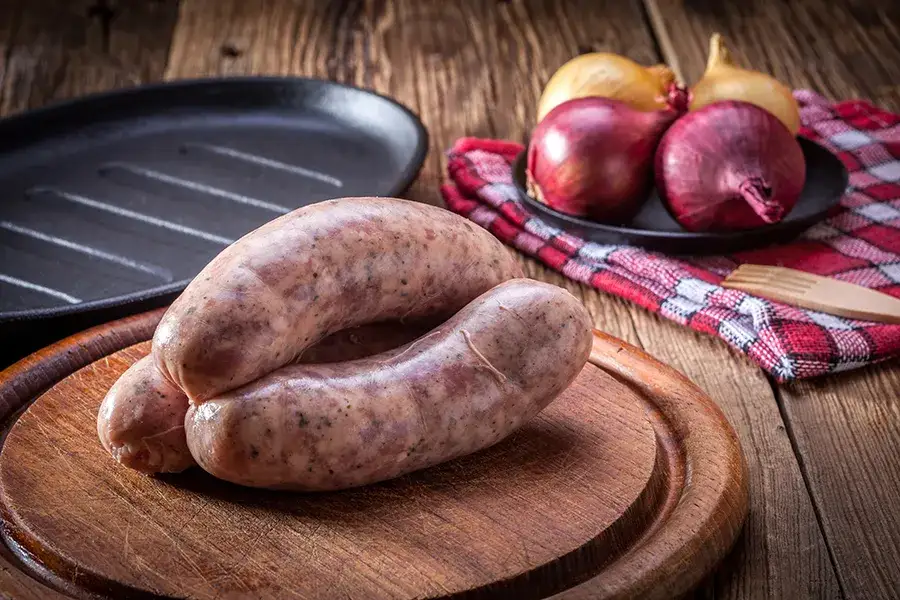 Czym się różni biała kiełbasa od zwykłej? Odkryj kluczowe różnice