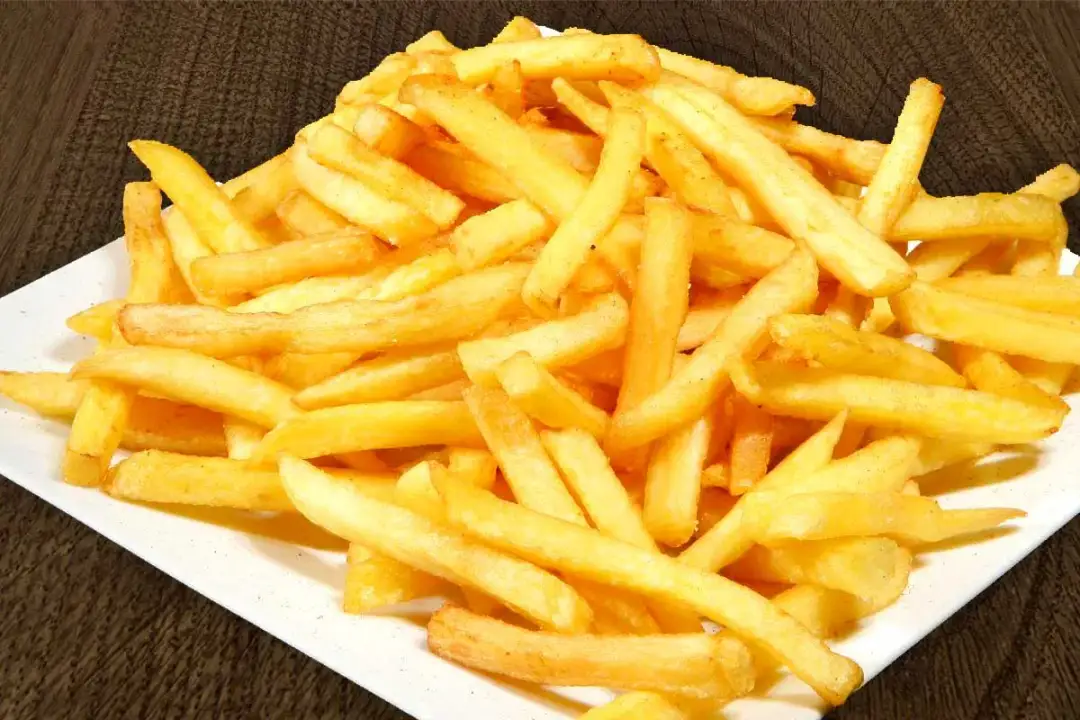 Jak są frytki po angielsku? Odkryj różnice między chipsami a fries