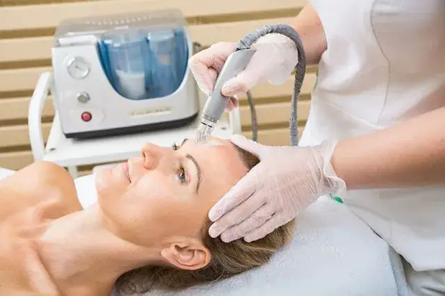 Mikrodermabrazja czy kawitacja w domu - która metoda jest lepsza?