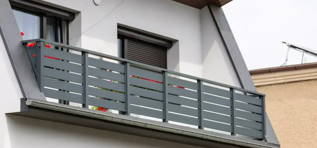 Balustrada aluminiowa czy stalowa - co wybrać, aby zaoszczędzić?
