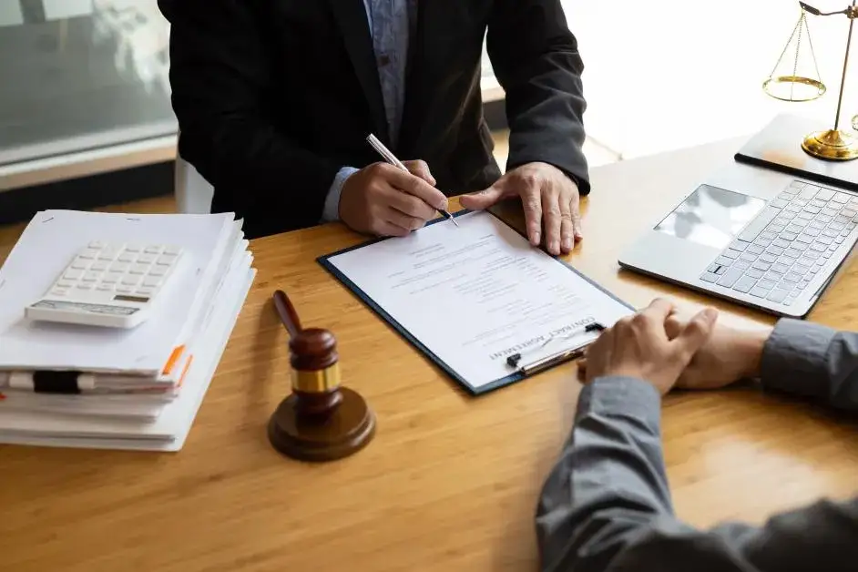 Czy notariusz wystawia fakturę? Poznaj ważne informacje i zasady