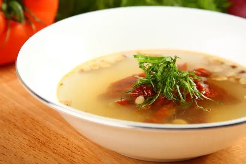 Zupa klarowna co to znaczy? Poznaj jej cechy i przepisy na smakowite dania