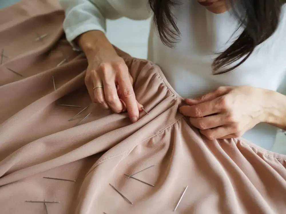 Jak zmniejszyć dekolt w bluzce - proste sposoby na skuteczne zmiany