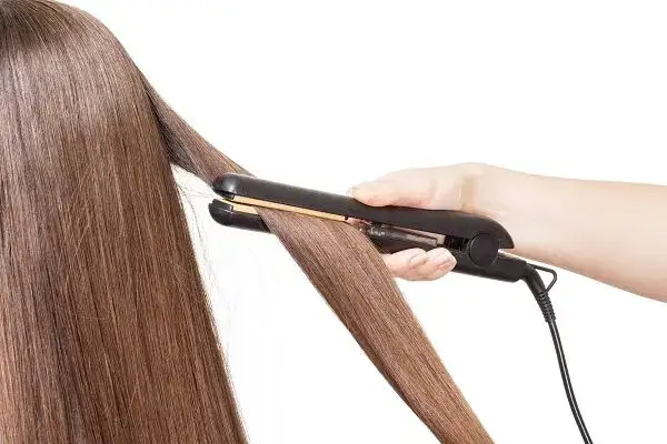 Jak prostować włosy prostownicą bez uszkodzeń i uzyskać idealny efekt