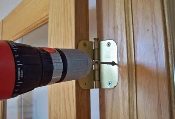 Jak zamontować zawiasy do drzwi wewnętrznych - uniknij najczęstszych błędów