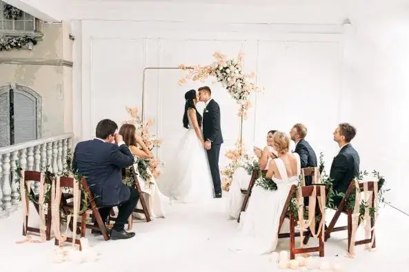 Po której stronie pan młody w kościele? Tradycja i znaczenie pozycji