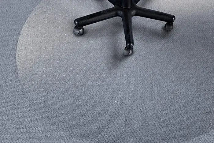 Jak prawidłowo położyć matę pod krzesło, aby uniknąć uszkodzeń podłogi