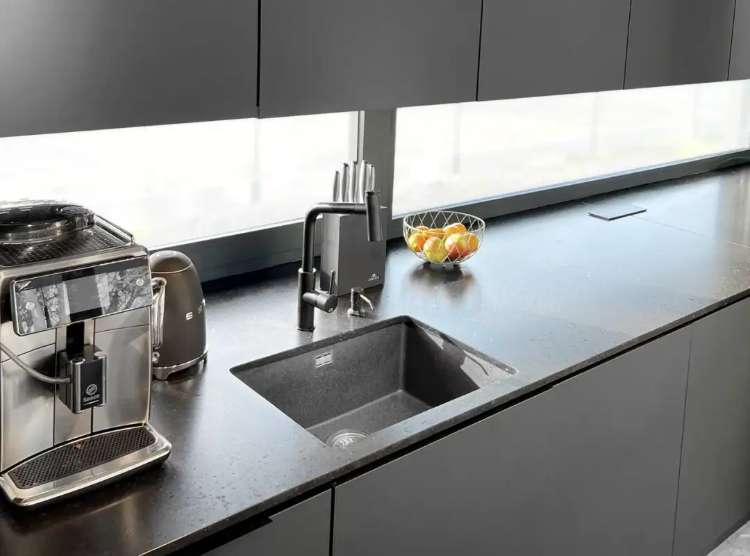 Zlew granitowy czy stalowy - który wybór oszczędzi Twój czas i pieniądze?