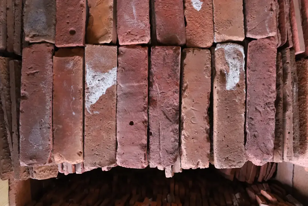 Skuteczne sposoby na to, jak wyczyścić cegły z zaprawy bez uszkodzeń