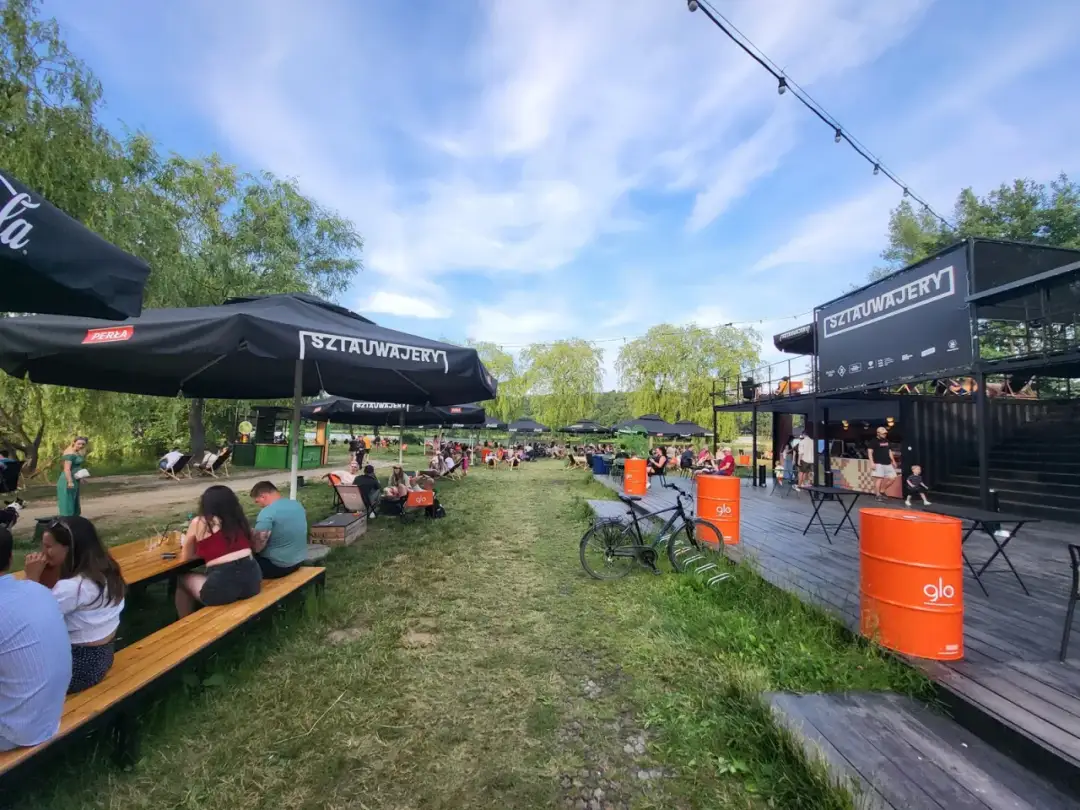 Trzy Stawy: Katowice czy Jelcz-Laskowice? Wybierz idealną restaurację!