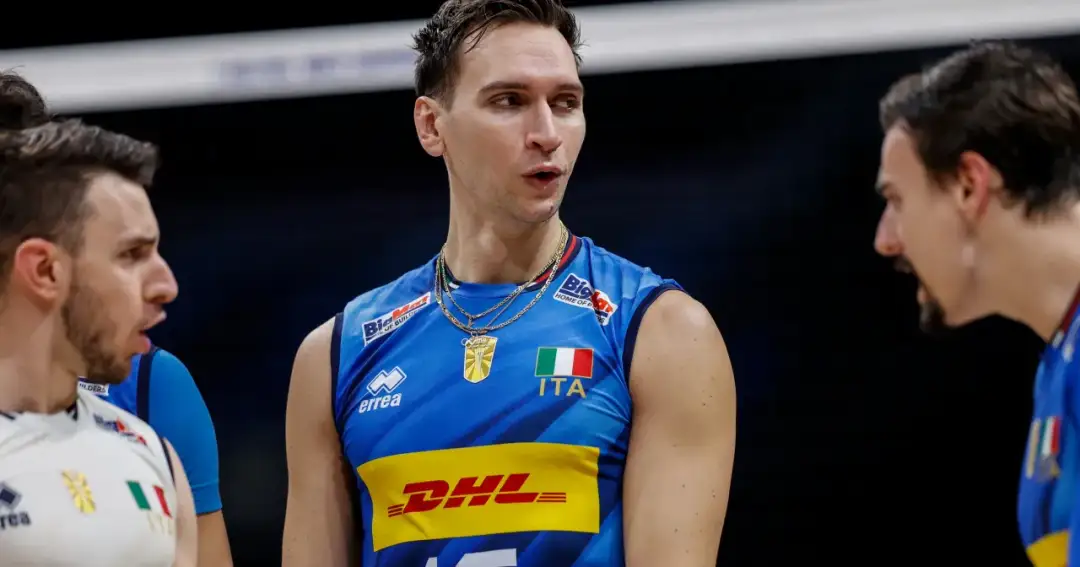 Siatkarze reprezentacji Włoch w niebieskich strojach, z flagą Włoch na koszulkach. Czekają na wyniki mistrzostwa świata siatkarzy tabela.