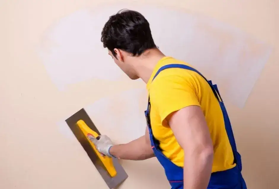 Jak skutecznie umyć tynk strukturalny wewnętrzny i uniknąć uszkodzeń