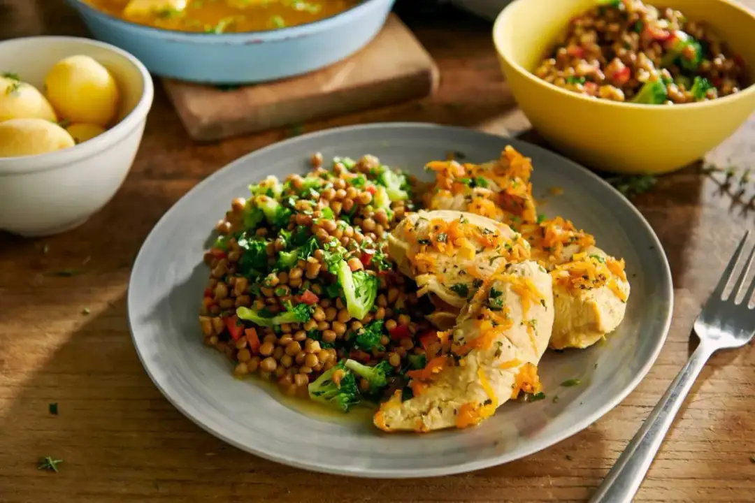 Co zrobić z gotowanego kurczaka z rosołu? 8 kreatywnych pomysłów na dania