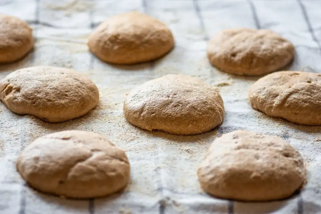 Ile waży kajzerka? Dokładna waga i kalorie - poznaj prawdę