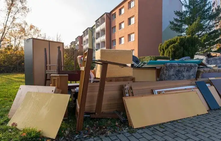 Czy panele to odpady wielkogabarytowe? Dowiedz się, jak je wyrzucić