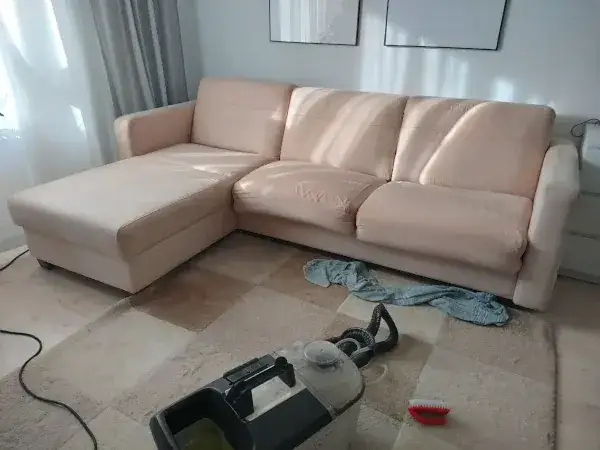 Skuteczne sposoby na czyszczenie skóry kanapy, które zadziałają