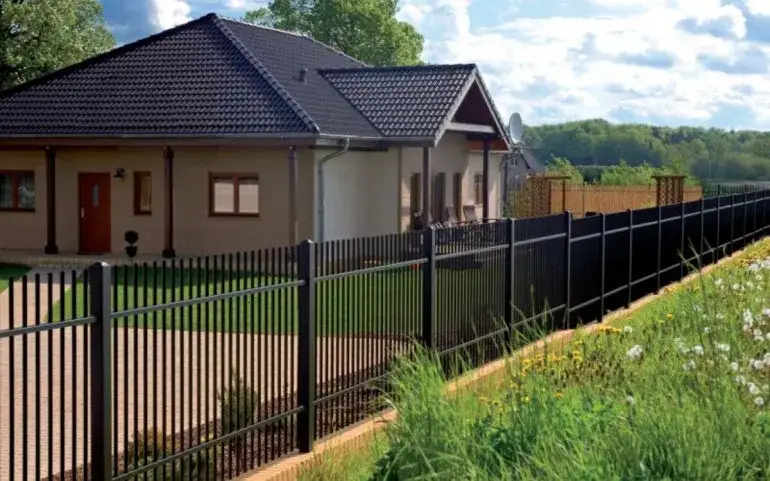 Z czego ogrodzenie? Odkryj najlepsze materiały i ich właściwości