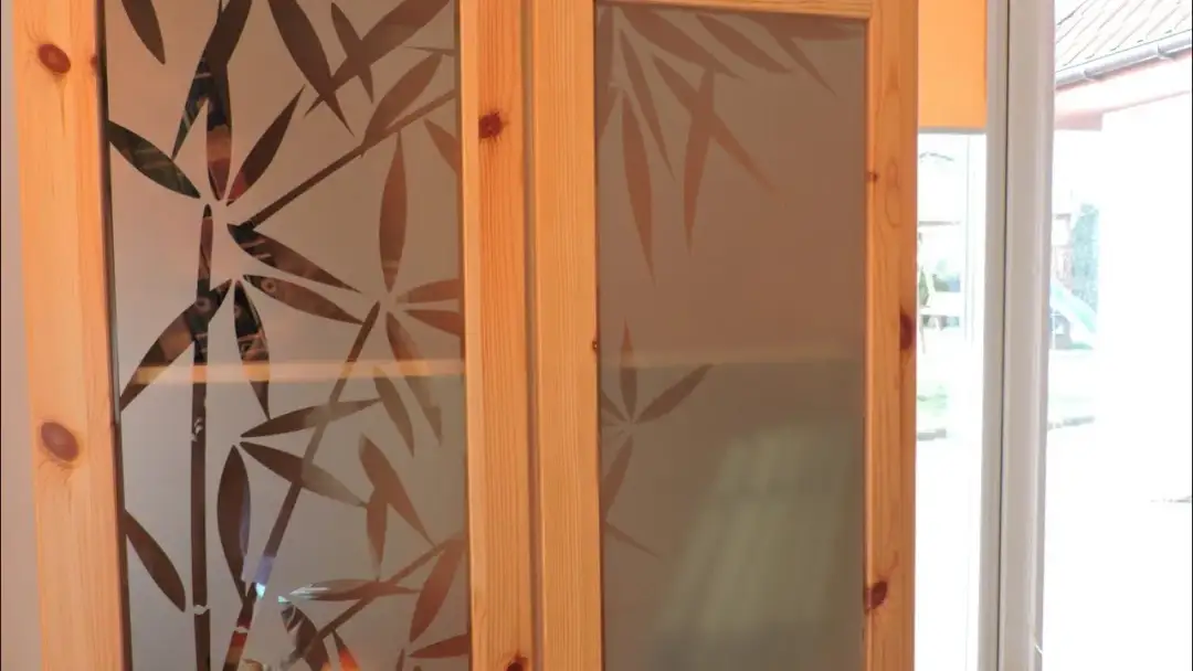 Czym zasłonić szyby w meblach? Najlepsze metody i materiały do wyboru.