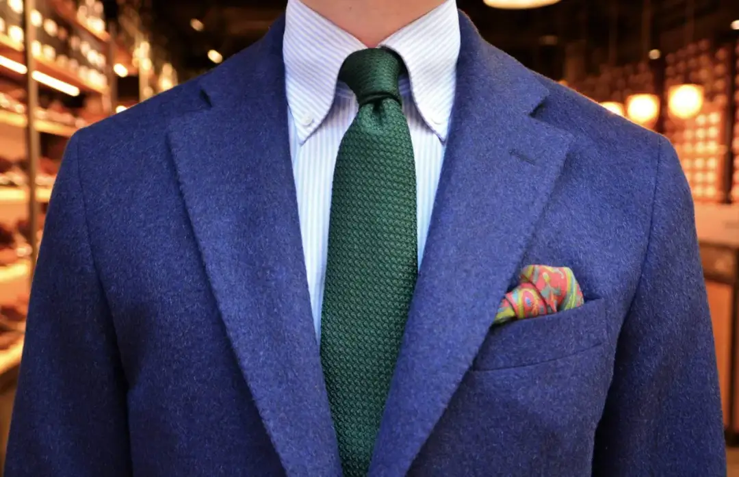 Jaką koszulę i krawat wybrać do granatowego garnituru, by olśnić?