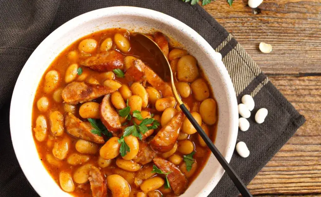 Czy pies może jeść fasolkę po bretońsku - oto dlaczego lepiej tego unikać