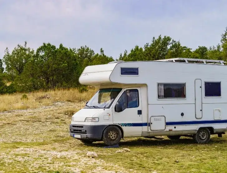 Jaka kategoria prawa jazdy na kampera? Sprawdź DMC i jedź legalnie!