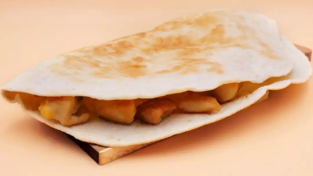 Jak podgrzać tortillę z kurczakiem, aby nie była sucha i twarda