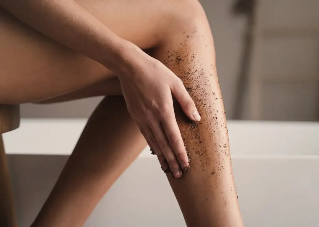 Jak zmyć samoopalacz? Ile dni trwa opalenizna? Skuteczne triki!