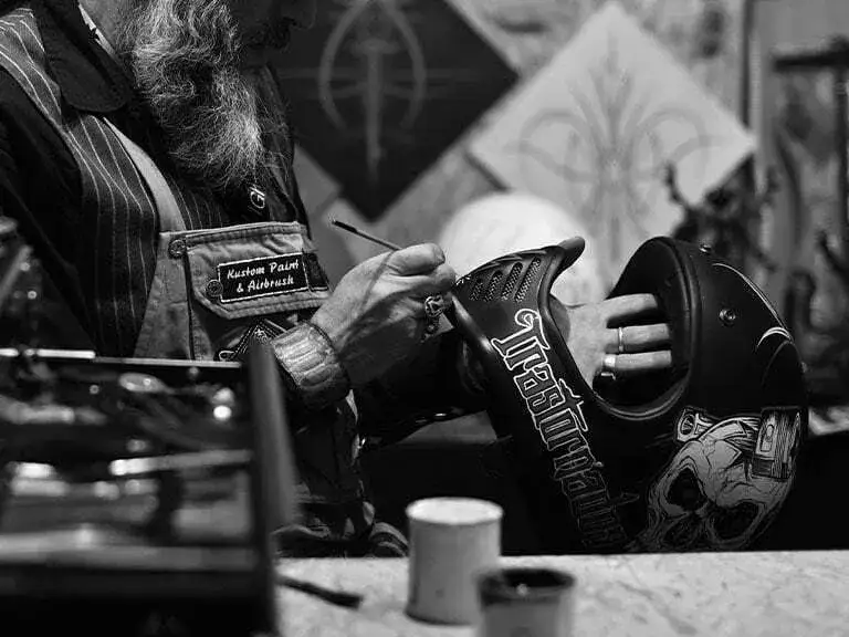 Jak pomalować kask motocyklowy? Poradnik DIY, bezpieczeństwo, koszty