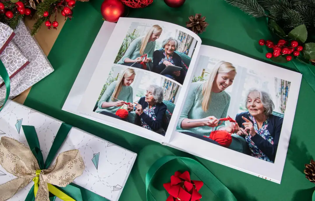 Najlepsze pomysły na prezenty pod choinkę dla babci, które ją zachwycą