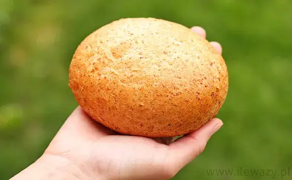 Ile waży grahamka? Kalorie, błonnik i porównanie z kajzerką