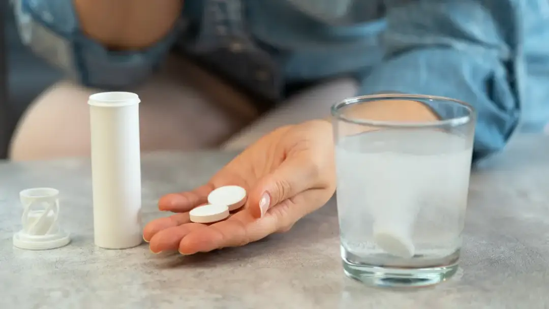 Jak skutecznie wyczyścić srebro aspiryną - prosty domowy sposób