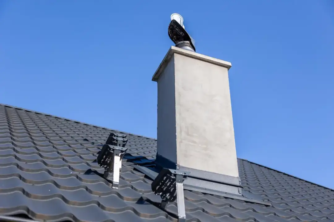 Obróbka komina papą: Jak wykonać szczelnie krok po kroku?