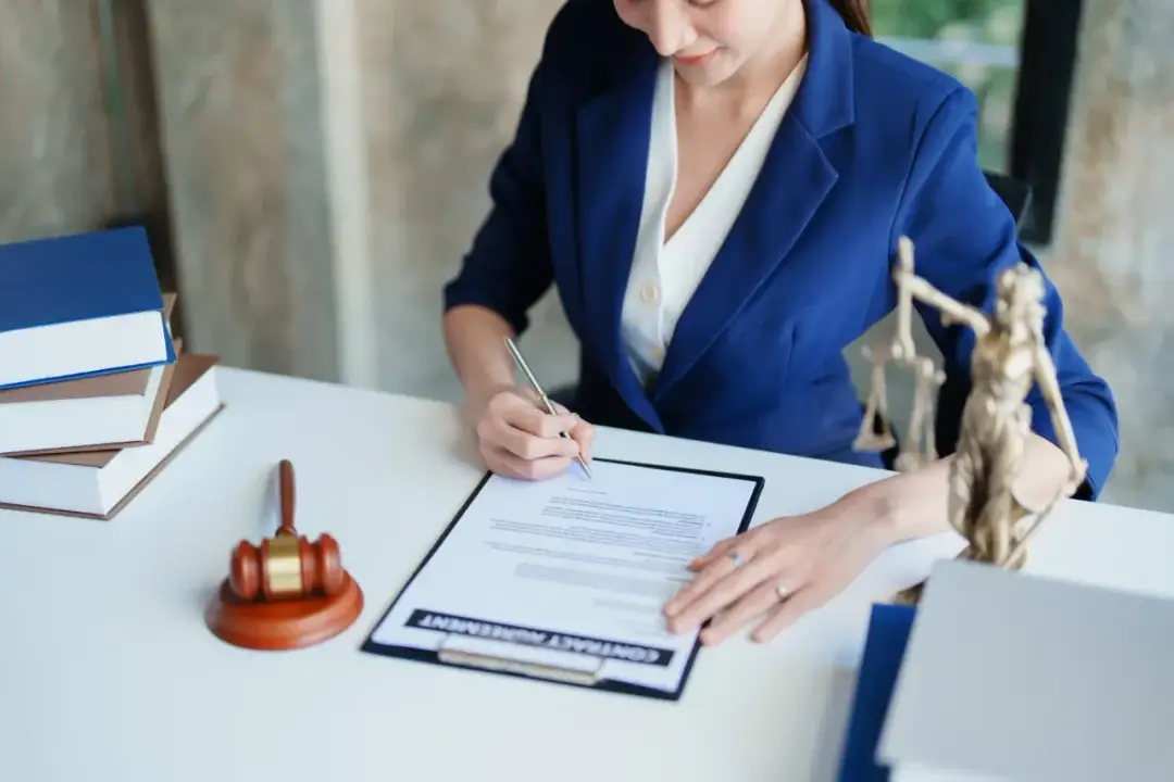 Ile kosztuje przepisanie darowizny u notariusza? Sprawdź ukryte opłaty